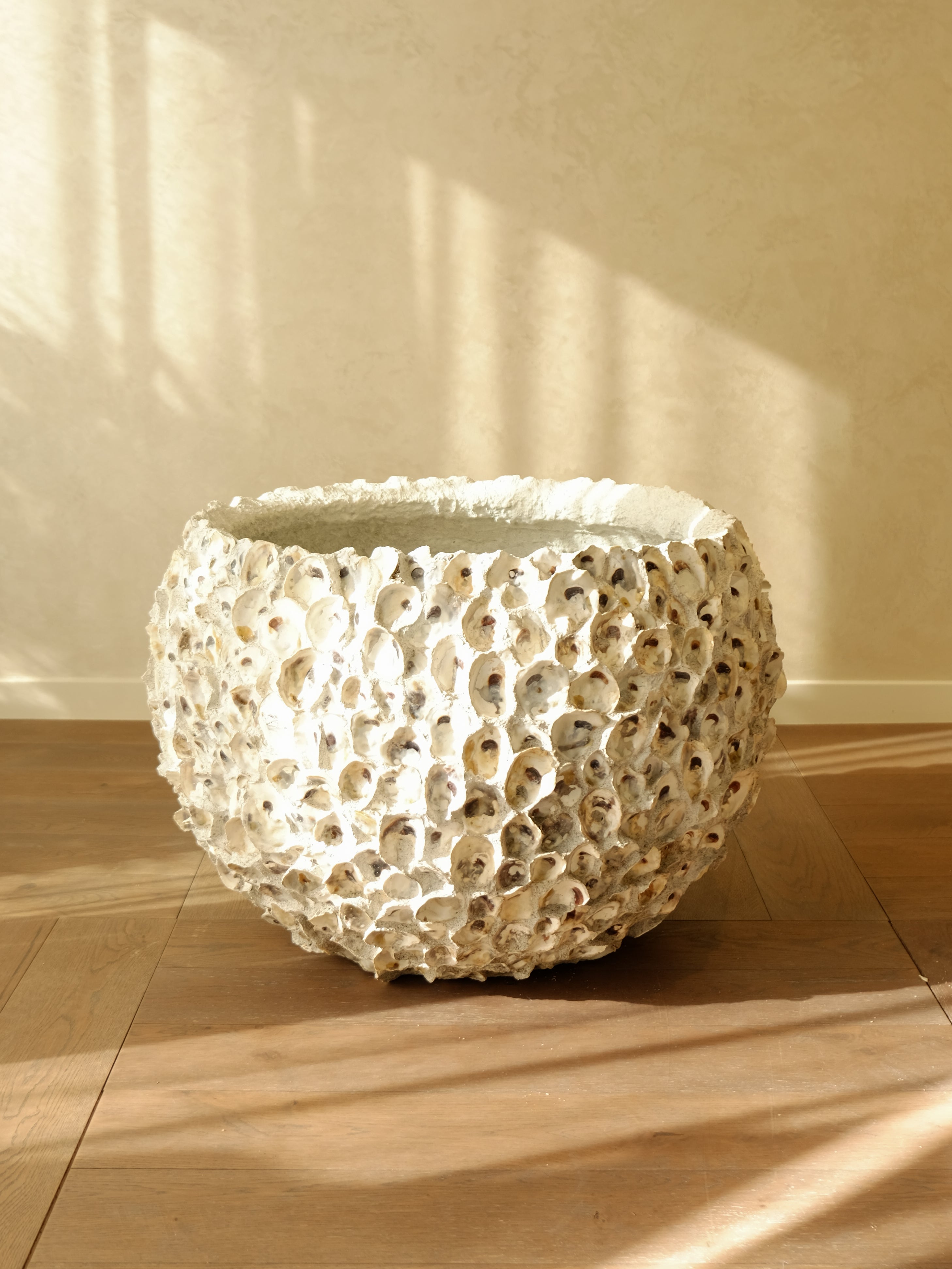 Oyster Shell Pot Large outdoor setting