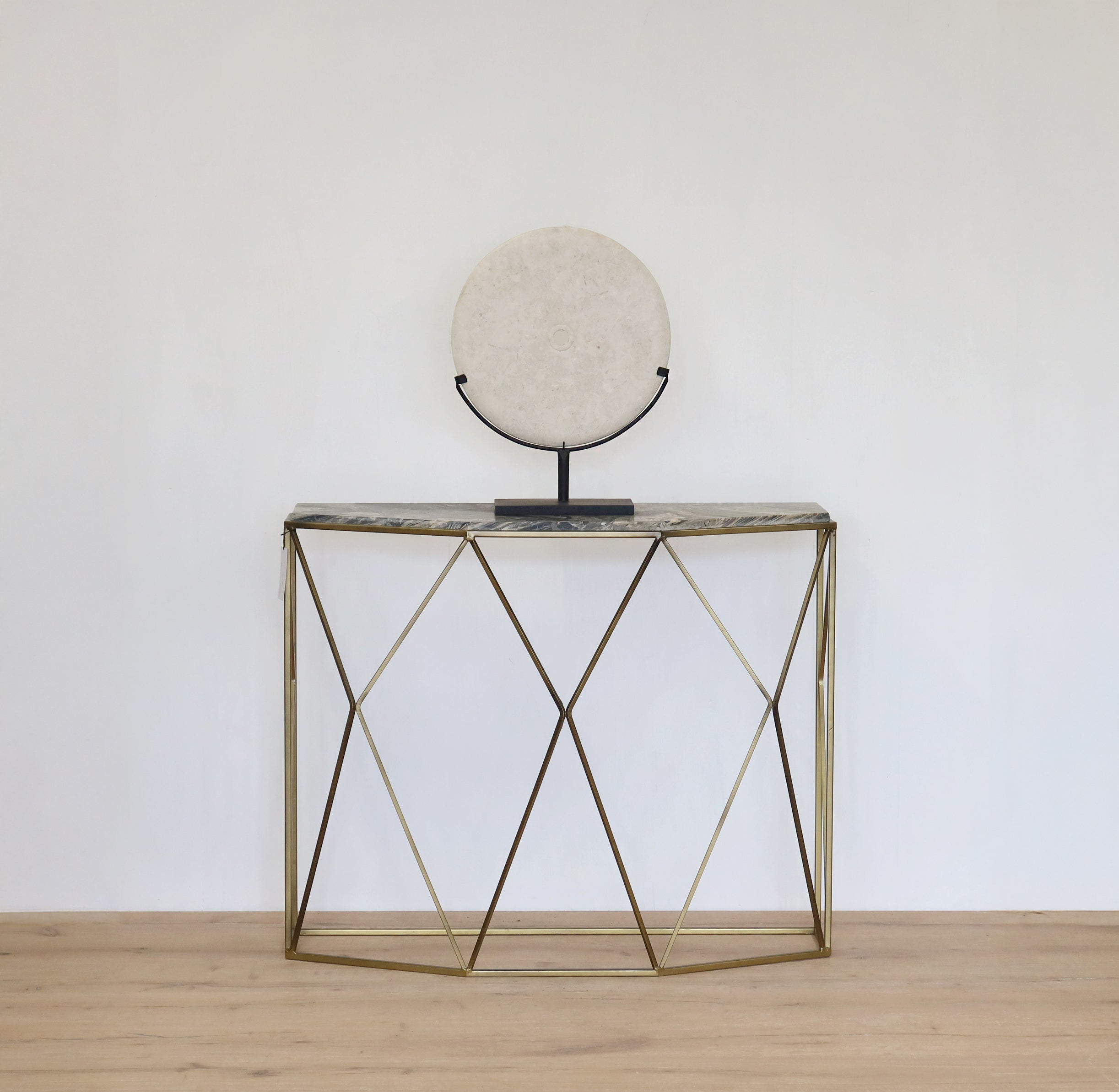 Ring Marble White on stand