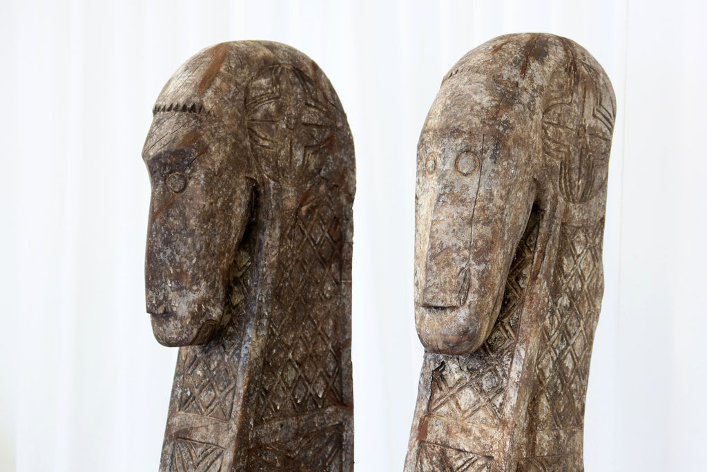 Statue Wooden Kudataut on stand