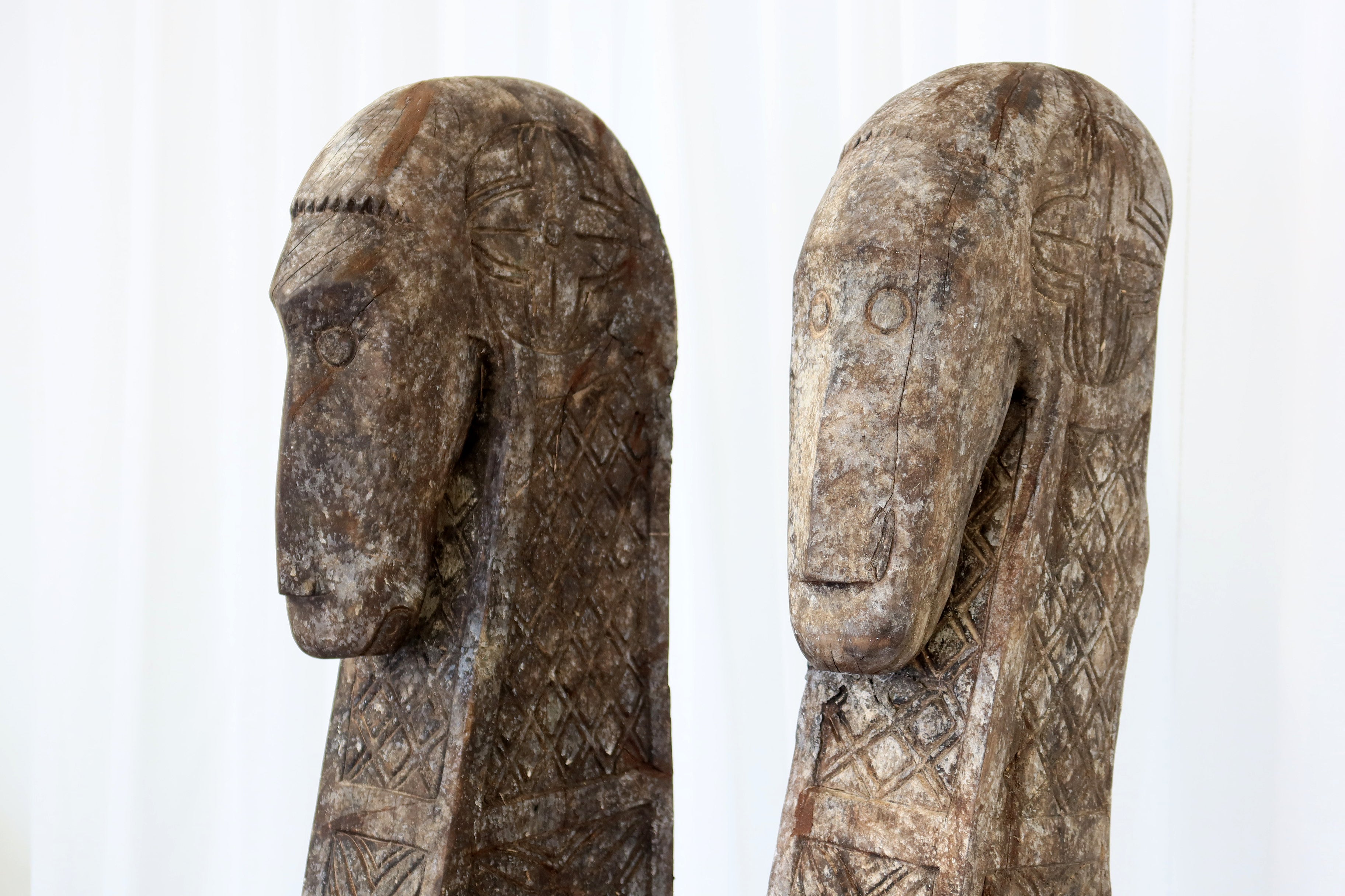 Statue Wooden Kudataut on stand