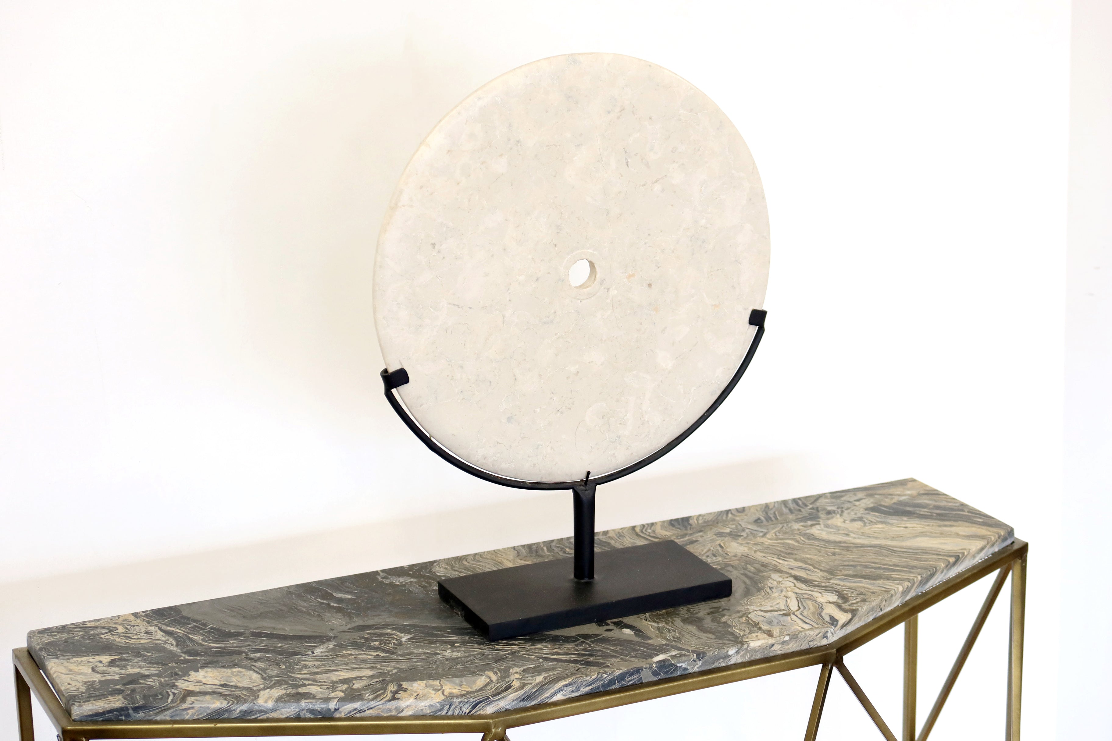 Ring Marble White on stand