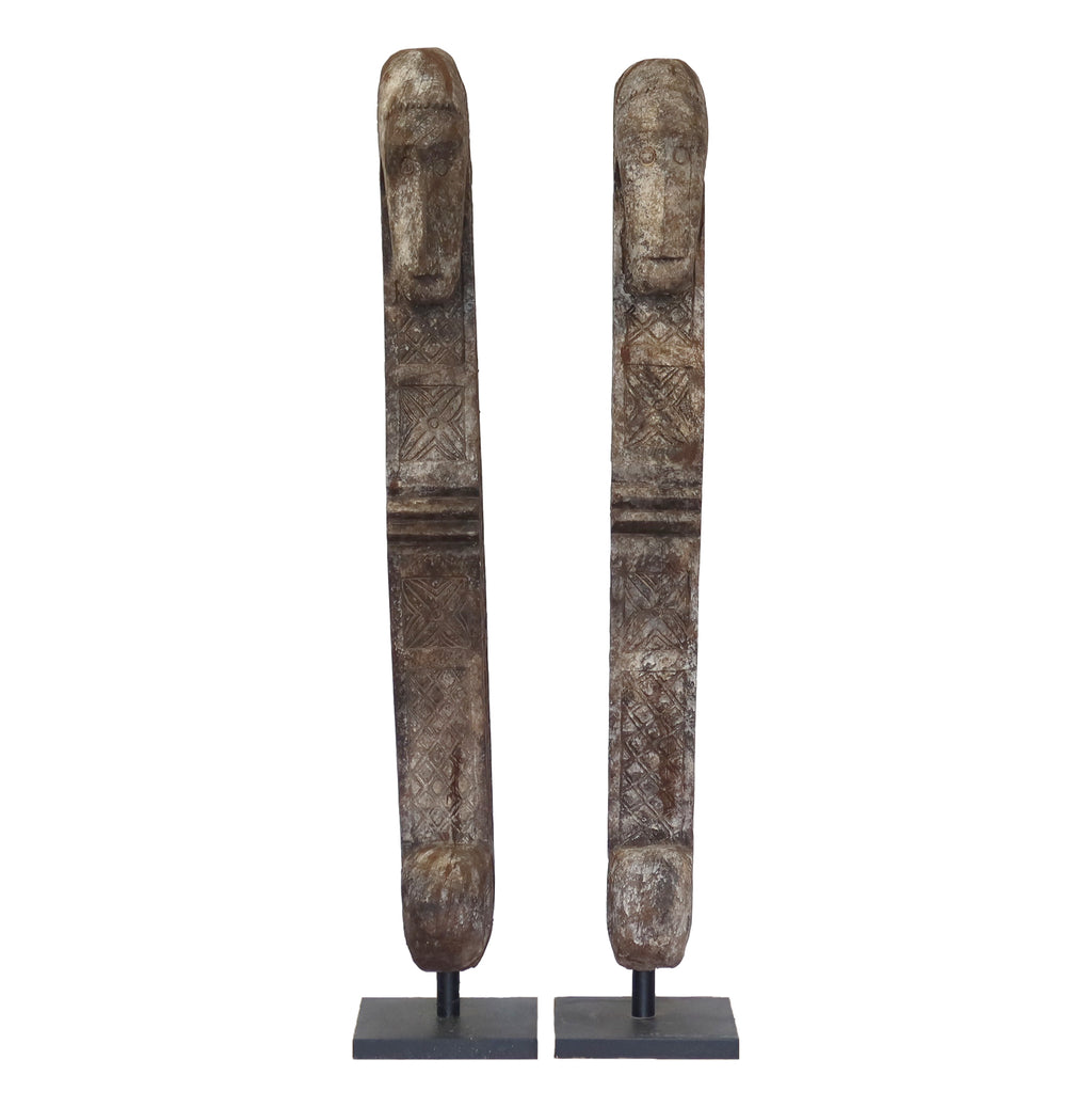 Statue Wooden Kudataut on stand