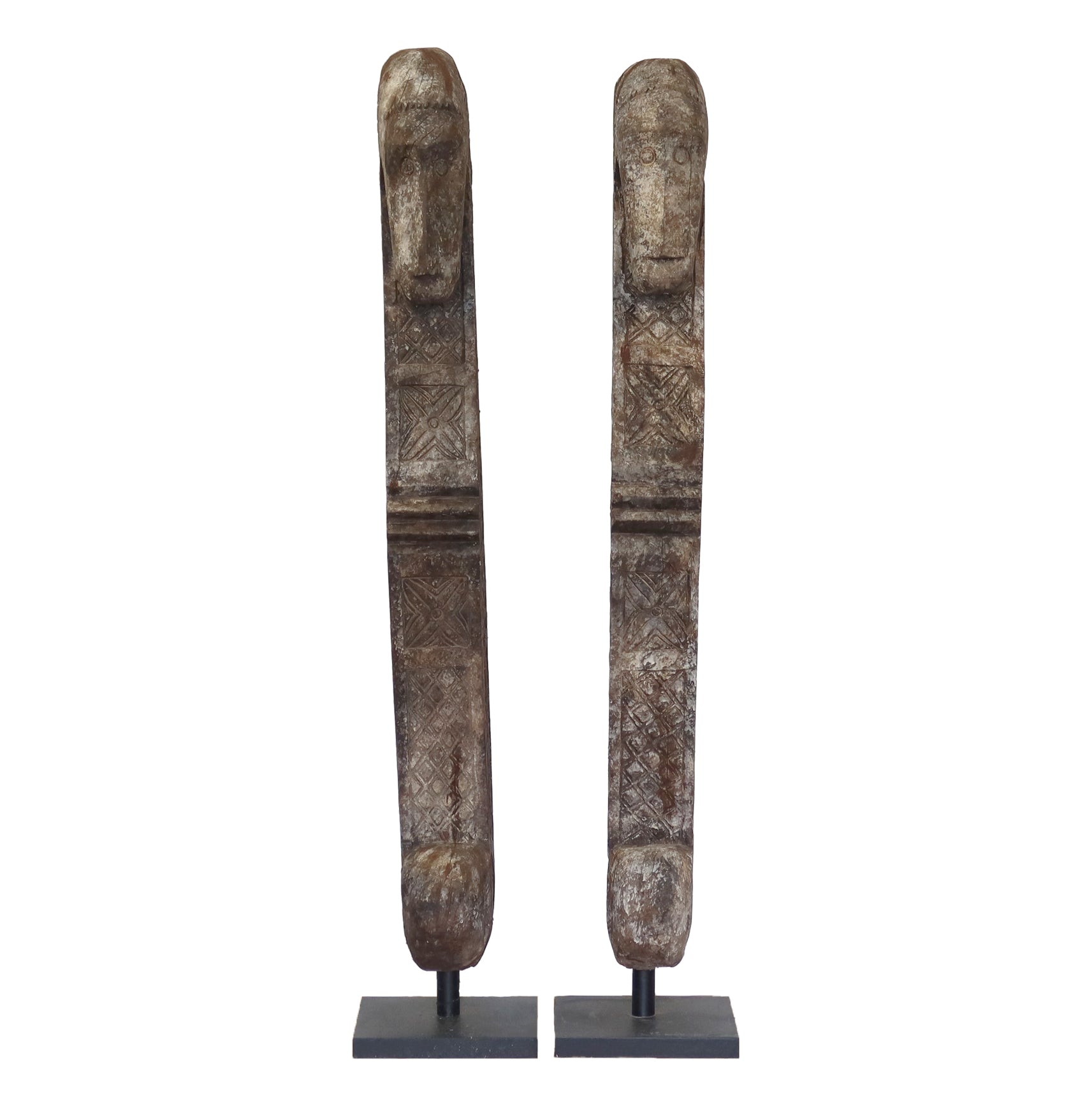 Statue Wooden Kudataut on stand
