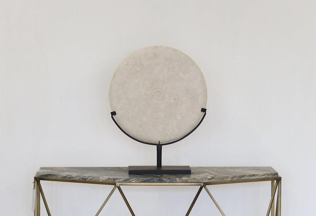 Ring Marble White on stand