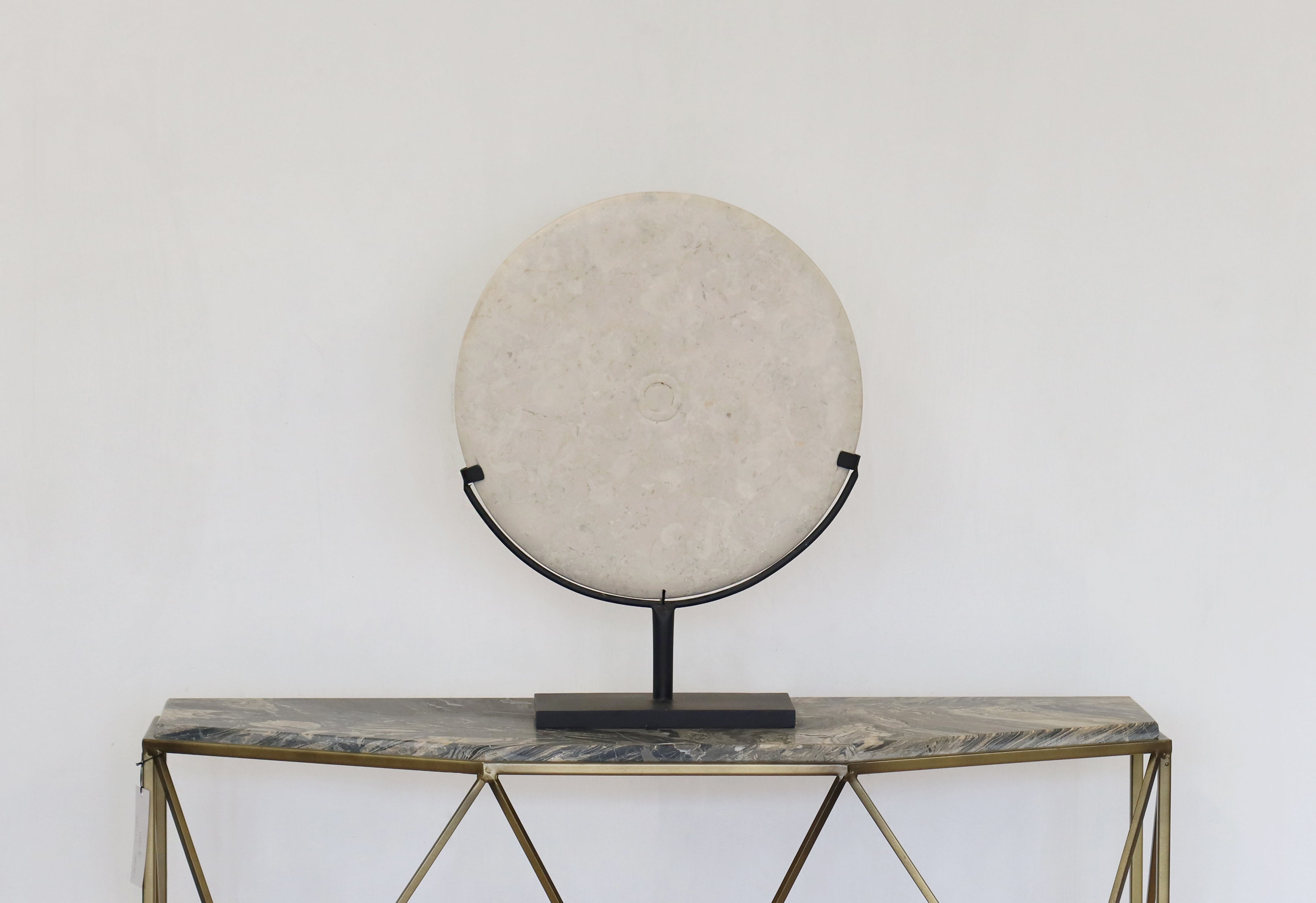 Ring Marble White on stand