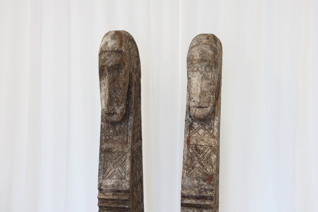 Statue Wooden Kudataut on stand