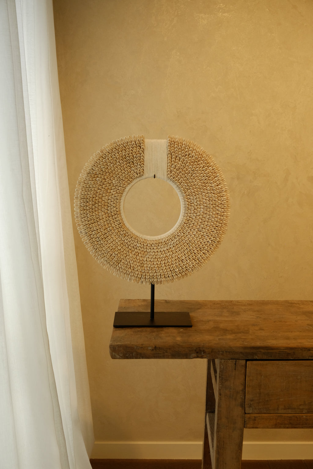 Necklace Papuan Shell on Stand Large