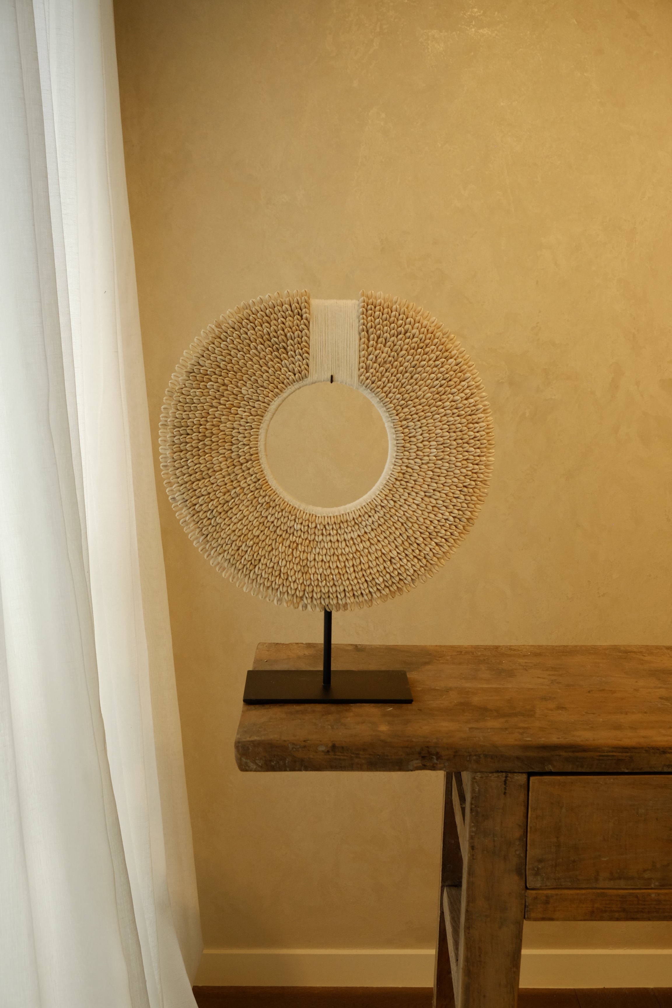 Necklace Papuan Shell on Stand Large