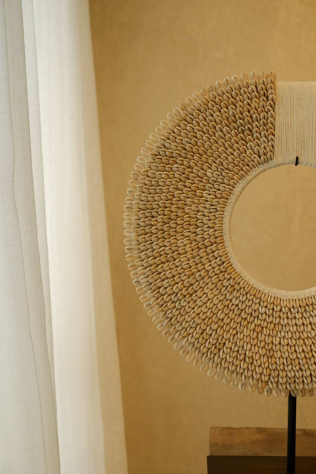 Necklace Papuan Shell on Stand Large