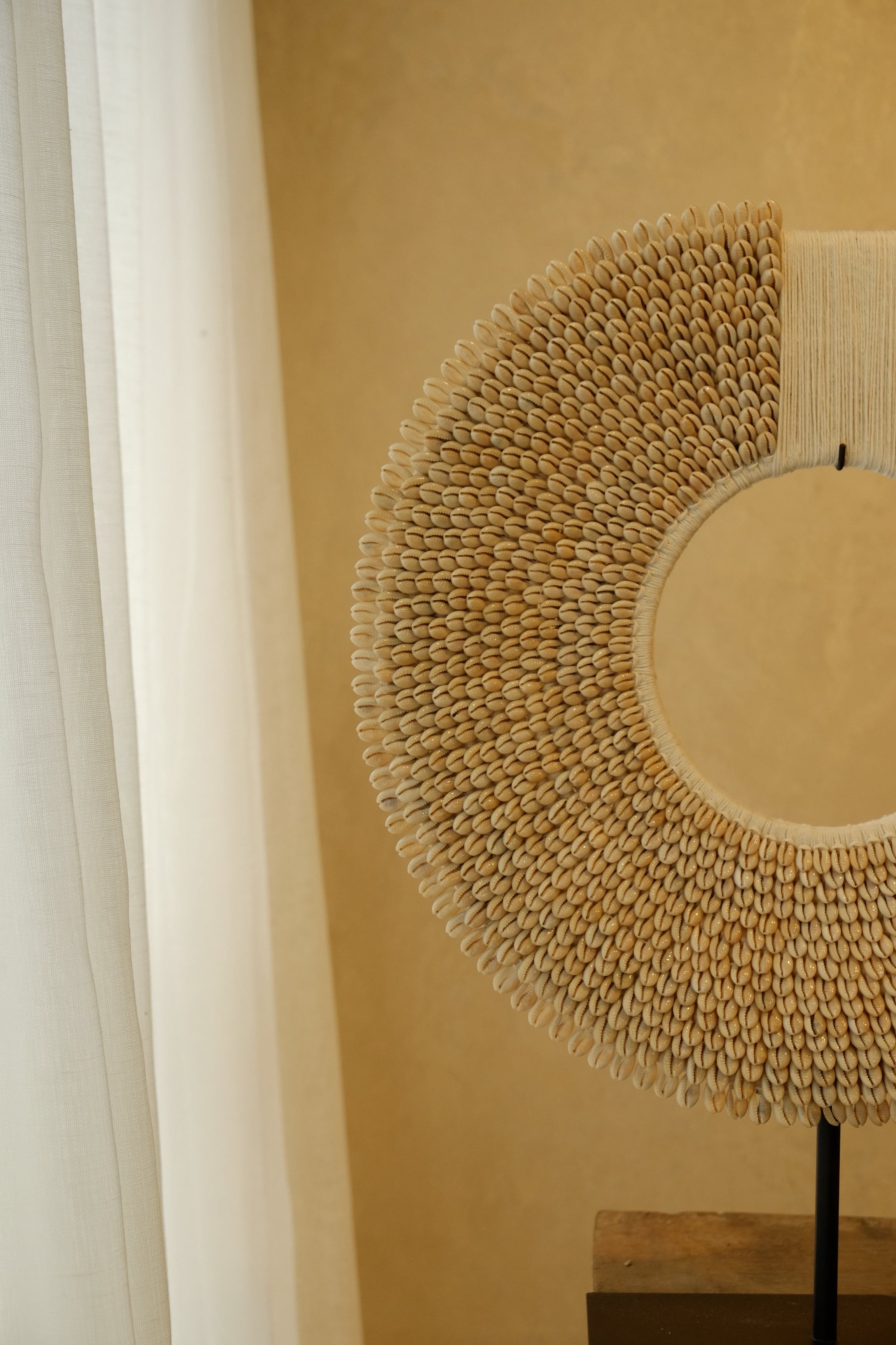 Necklace Papuan Shell on Stand Large