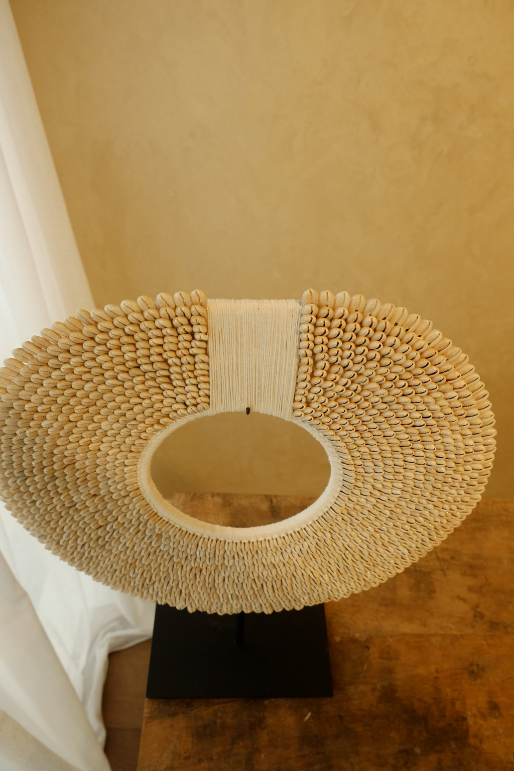 Necklace Papuan Shell on Stand Large