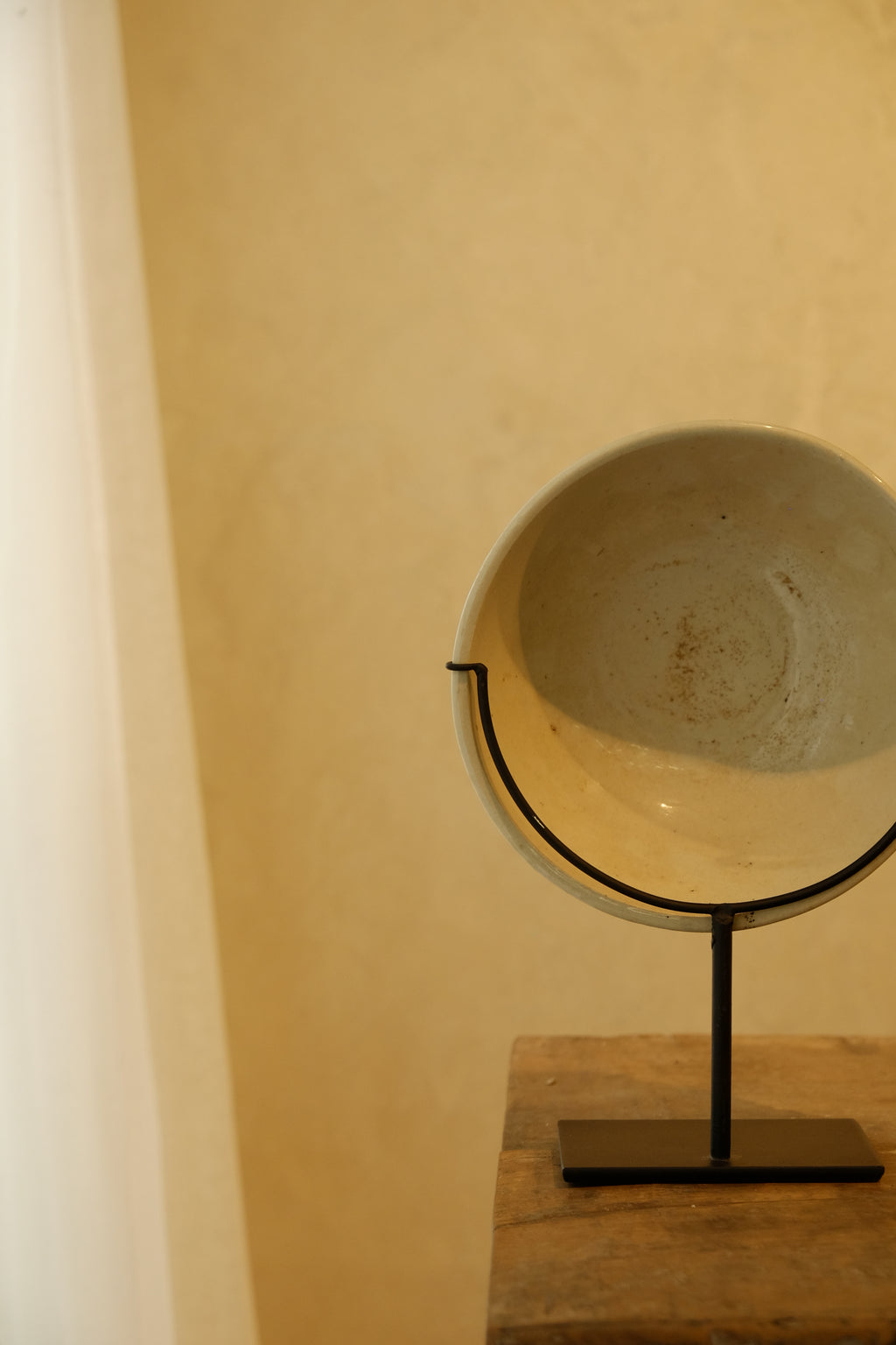 Plate Ceramic Design on Stand