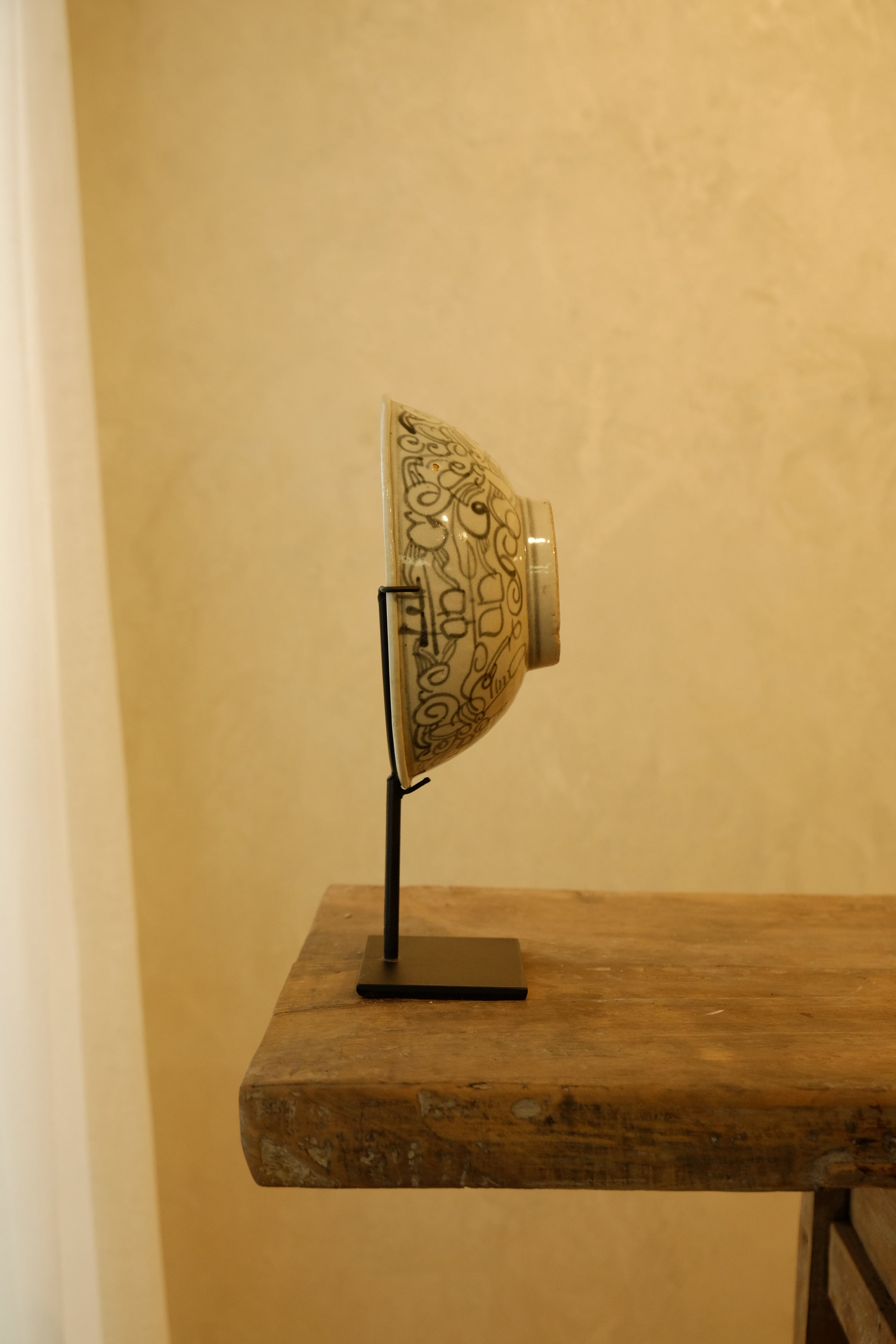 Plate Ceramic Design on Stand