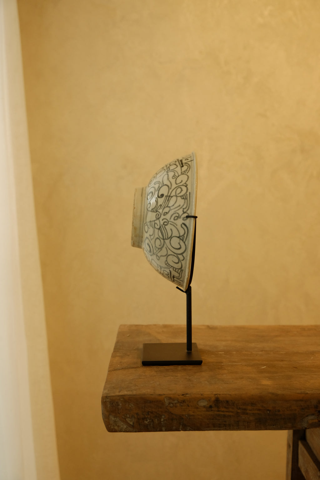 Plate Ceramic Design on Stand