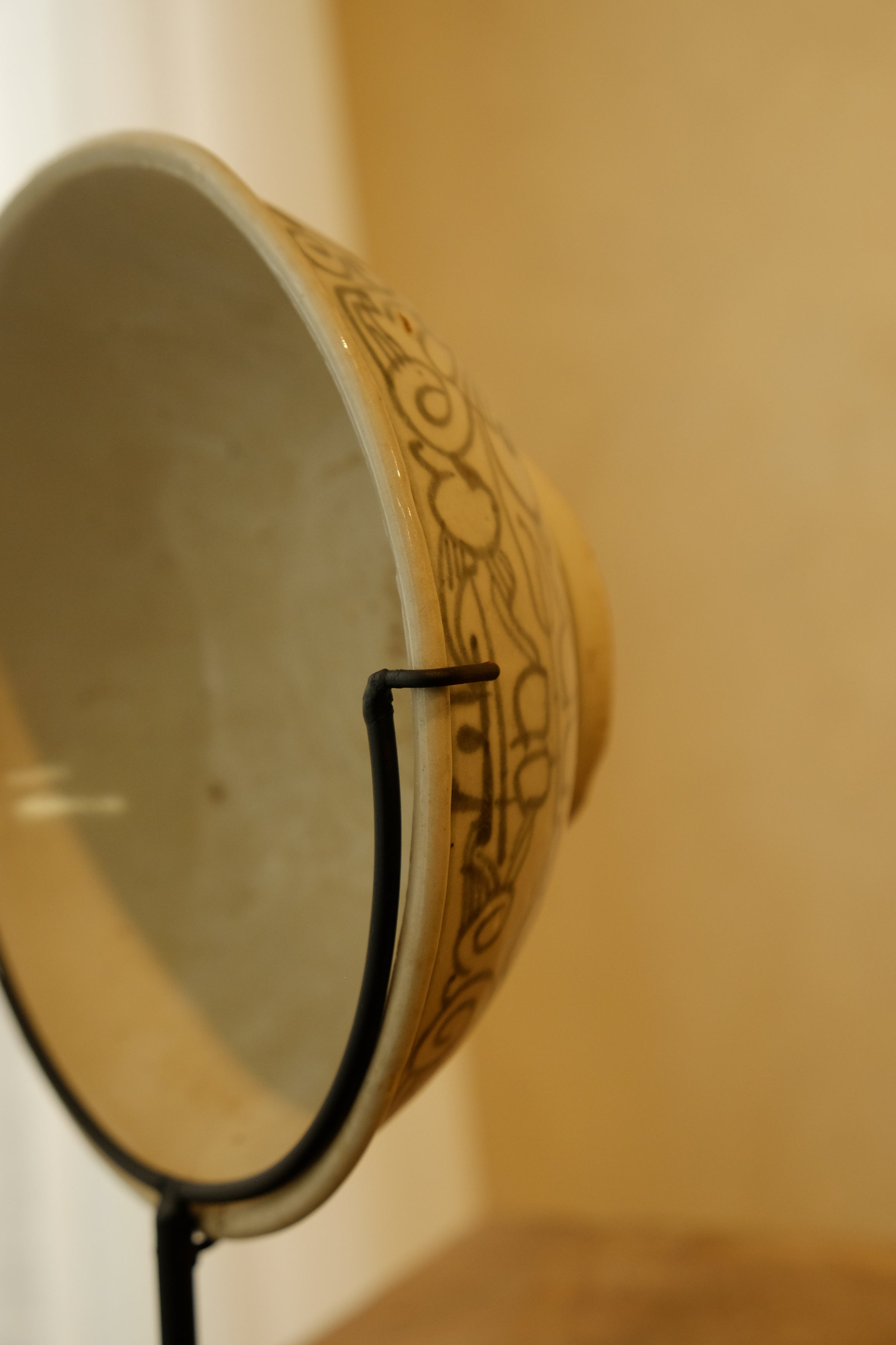 Plate Ceramic Design on Stand